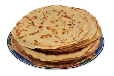 Krepler beyaz arkaplanda yakın plan bir plakaya istiflenmiş. 