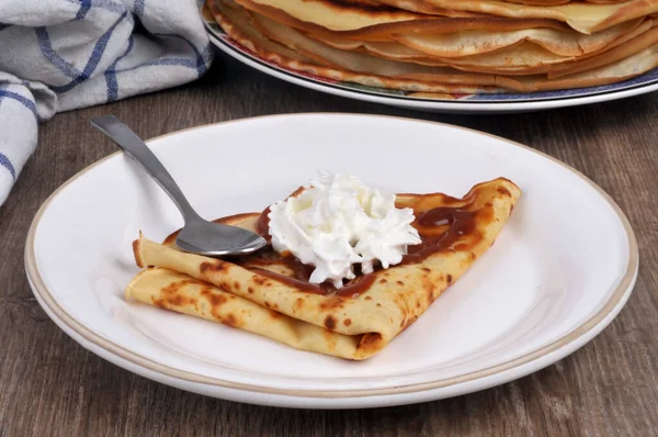 Crêpe Mit Gesalzenem Butterkaramell Und Schlagsahne Auf Einem Teller — Stockfoto