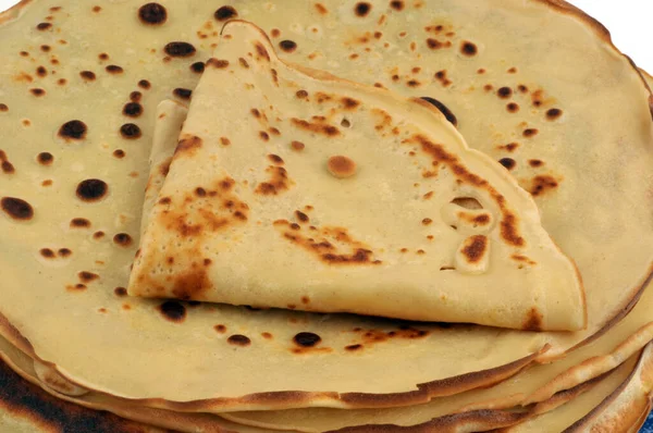 Krep üçgen şeklinde katlanmış ve yakın plan krep yığınına yerleştirilmiş.