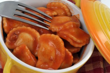 Mantı güveci ve çatal yakın plan. 