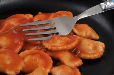 Mantı tabağı ve çatal yakın plan.