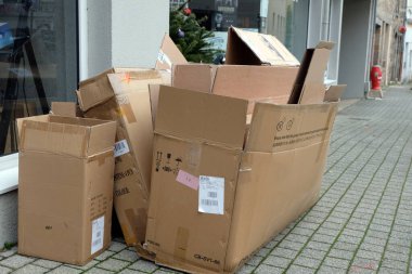 Vannes 'da bir sokakta istiflenmiş kutular. 