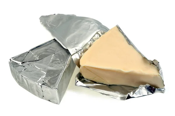 Paketlemelerinde Peynir Parçaları Var Beyaz Arka Planda Bir Tane Yakın — Stok fotoğraf