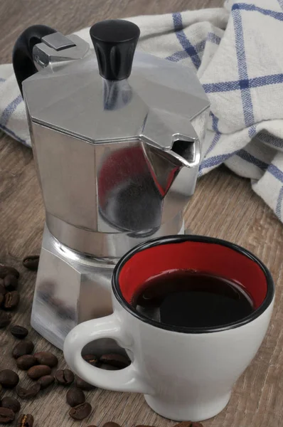 Kahve Makinesi Kahve Çekirdeğinin Yanında Bir Fincan Kahve — Stok fotoğraf