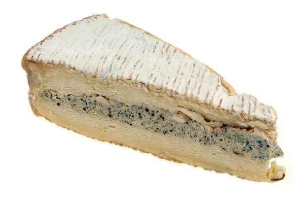 Pedaço Brie Com Pimenta Sobre Fundo Branco — Fotografia de Stock