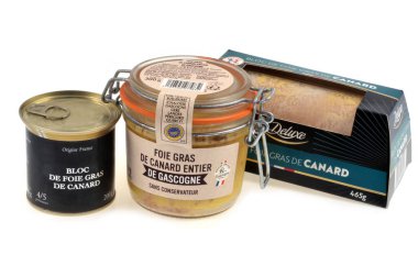 Fransız kaz ciğeri beyaz arka planda farklı paketlerde yakın plan