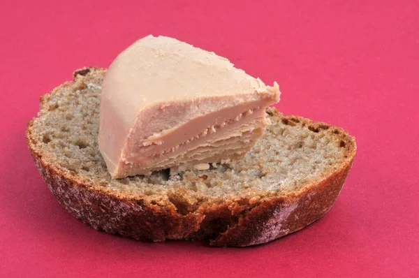 Pedazo Foie Gras Sobre Una Rebanada Pan Cerca Sobre Fondo —  Fotos de Stock