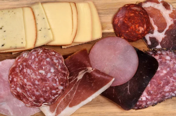Sortiment Aufschnitt Und Käsescheiben Für Ein Raclette — Stockfoto
