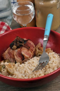 Pirinçli dana eti, çatal ve bir bardak suyla servis edilen bir tabakta servis edilir. 