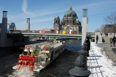 Berlin, Almanya, 23 Mart 2013: Berlin Katedrali 'nin arka planında Spree' de tekerli tekne.