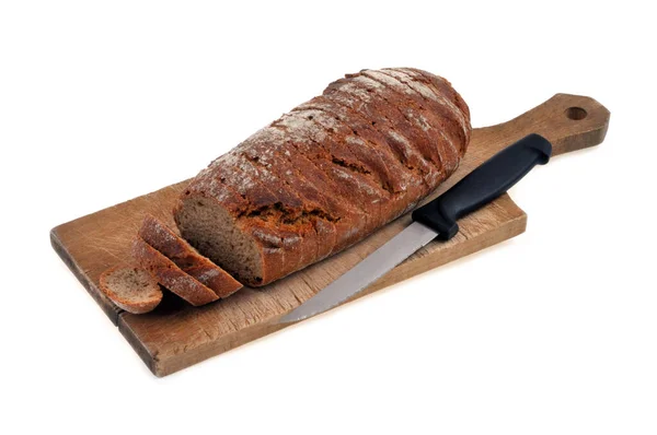 白を基調としたまな板にナイフでライ麦パンをスライス — ストック写真