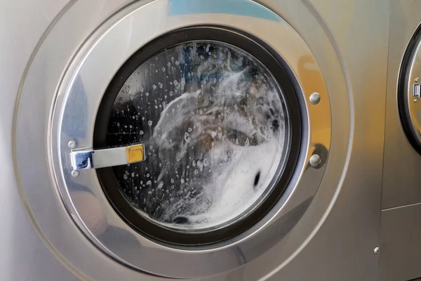 Çalışan Bir Çamaşır Makinesinin Penceresini Kapat — Stok fotoğraf