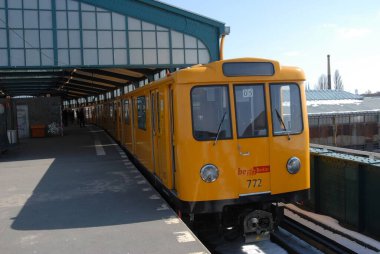 Berlin metrosu istasyondan ayrılıyor.