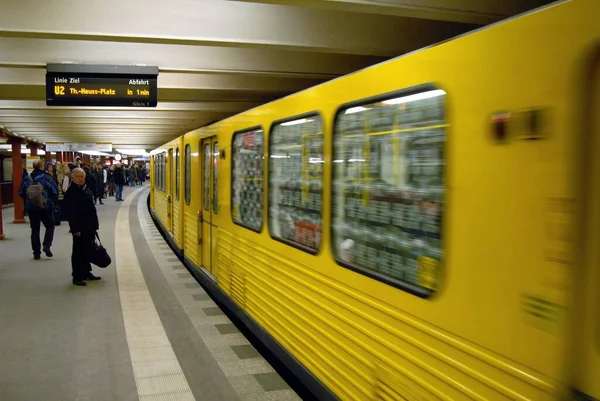 Berlin Tunnelbana Anländer Till Station — Stockfoto