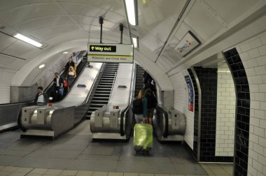 Londra, İngiltere, 10 Temmuz 2011: Londra metrosunda yürüyen merdiven yolcuları