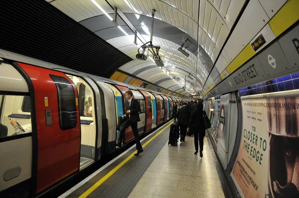 Londra, İngiltere, 10 Temmuz 2011: Londra 'daki Bond Street metro istasyonunda sabit bir yeraltı trenine binen yolcular