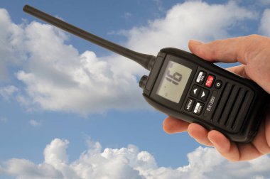 Bulutlu gökyüzü arkaplanına yakın çekim VHF 'de 