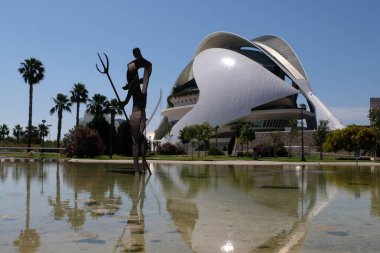 Valencia 'daki sanat sarayında modern bir Neptün heykeli ve mızrağı var.
