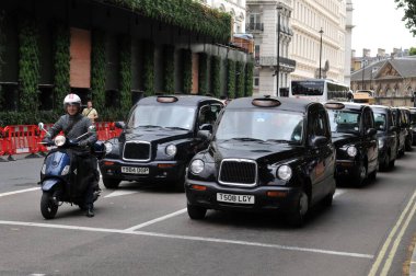 Londra sokaklarında taksiler ve scooterlar