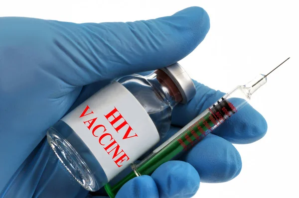 Hivワクチンの概念とバイアルと注射器でラテックス手袋をした手に白い背景 — ストック写真