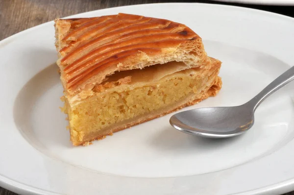 Μερίδιο Της Galette Des Rois Frangipane Σερβίρεται Ένα Πιάτο Ένα — Φωτογραφία Αρχείου