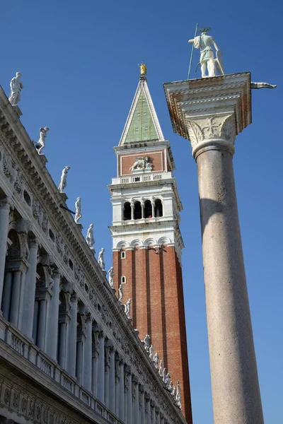 Venecia Marzo 2017 Biblioteca Nacional Campanile Venecia Junto Columna San —  Fotos de Stock