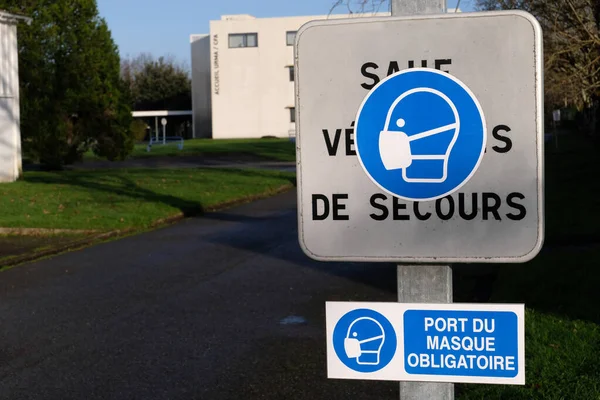 프랑스어로 마스크를 것으로 표시된 표지판 — 스톡 사진