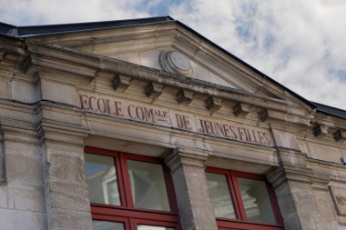 Vannes 'daki genç kızlar için bir belediye okulunun ön cephesinin detayları 