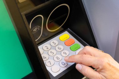 Gizli kodunuzu bir para makinesinin tuş takımına girin