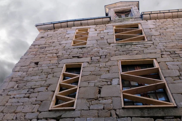 Haus Mit Fenstern Mit Holzbohlen — Stockfoto