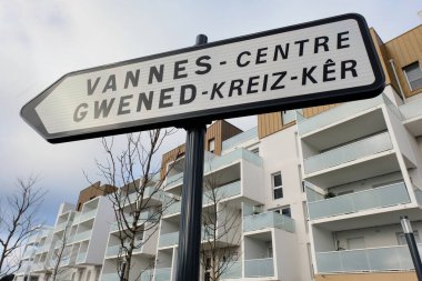 Vannes şehir merkezini işaret eden iki dilli Fransızca ve Bretonca işaret