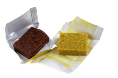 Açık paketinde Bouillon küpleri beyaz arka planda kapanıyor