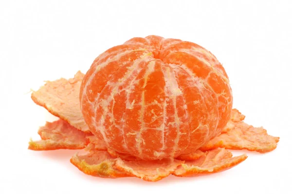 Terkelupas Tangerine Dengan Kulitnya Close Pada Latar Belakang Putih — Stok Foto