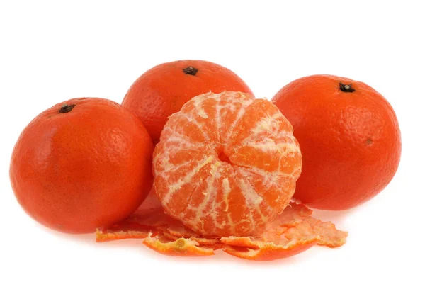 Ganze Mandarinen Und Geschälte Mandarinen Nahaufnahme Auf Weißem Hintergrund — Stockfoto