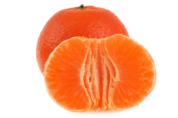 Hela Mandarin Och Skalade Mandarin Närbild Vit Bakgrund — Stockfoto