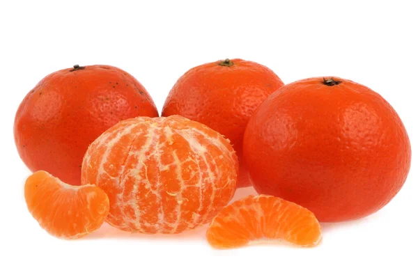 Hela Tangeriner Och Skalade Mandarin Närbild Vit Bakgrund — Stockfoto