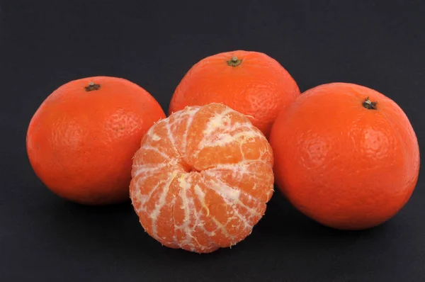 Whole Tangerines Peeled Tangerine Close Black Background — Stock Photo, Image
