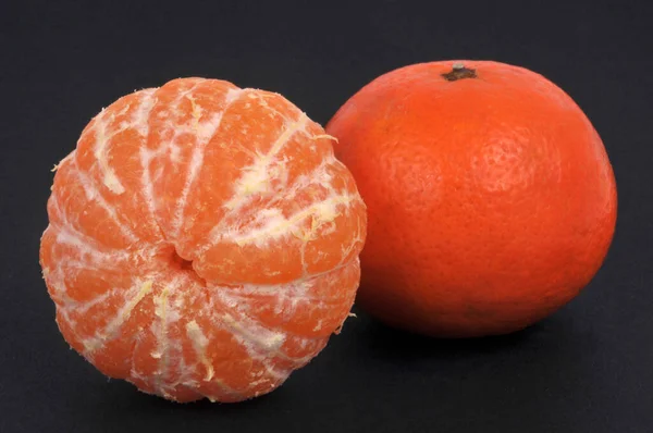 Hela Mandarin Och Skalade Mandarin Närbild Svart Bakgrund — Stockfoto