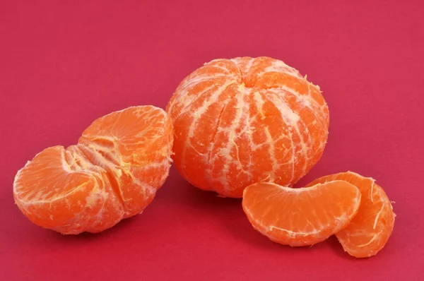 Skalade Tangeriner Närbild Röd Bakgrund — Stockfoto