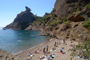 Tatilciler yazın Figuerolles sahilinde