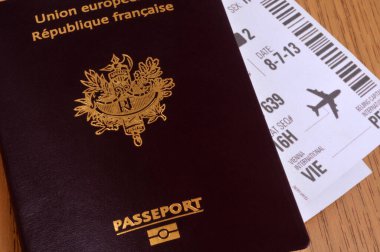 İçinde uçak bileti olan Fransız biyometrik pasaportu. Yakın plan. 