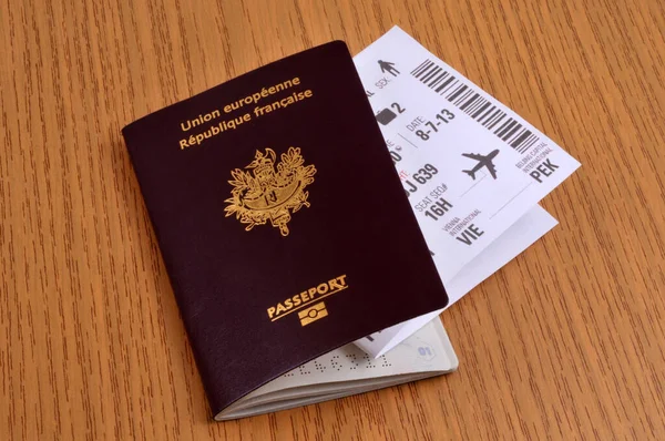 Французький Біометричний Паспорт Квитком Літак Дерев Яному Столі — стокове фото