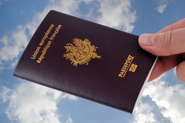 Французький Біометричний Паспорт Тримається Руці Закритий Хмарному Тлі Неба — стокове фото