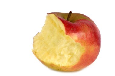 Beyaz arkaplanda elmayı yakın plan ısırmış.