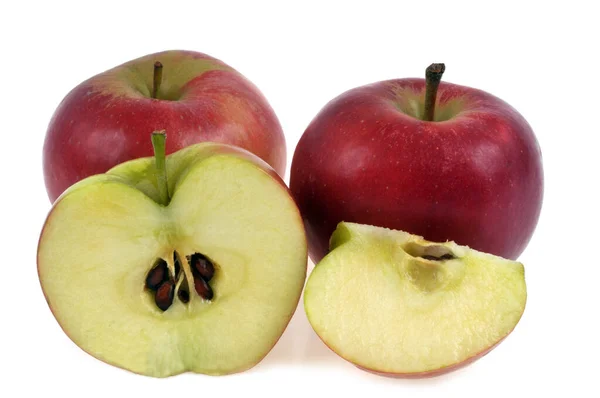 Ganze Äpfel Und Geschnittener Apfel Nahaufnahme Auf Weißem Hintergrund — Stockfoto