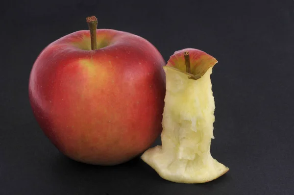 Voller Apfel Und Apfelkern Auf Schwarzem Hintergrund — Stockfoto