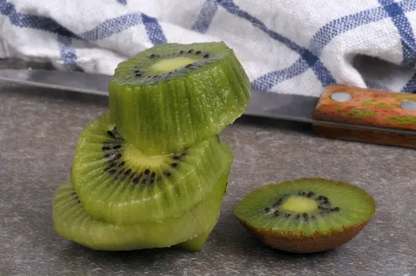 Kiwi Peló Cortó Pedazos Junto Una Toalla Cocina Cuchillo Cerca — Foto de Stock