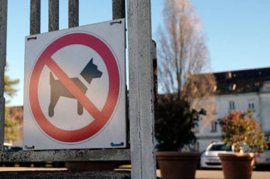 Köpeklere giriş yasaklandı. 