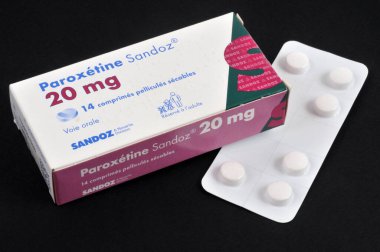 Bir kutu Paroxetine antidepresanı ve siyah arka planda yakın plan uyuşturucu paketi.