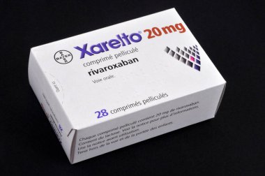 Rivaroxaban kutusu siyah arkaplanı kapat 